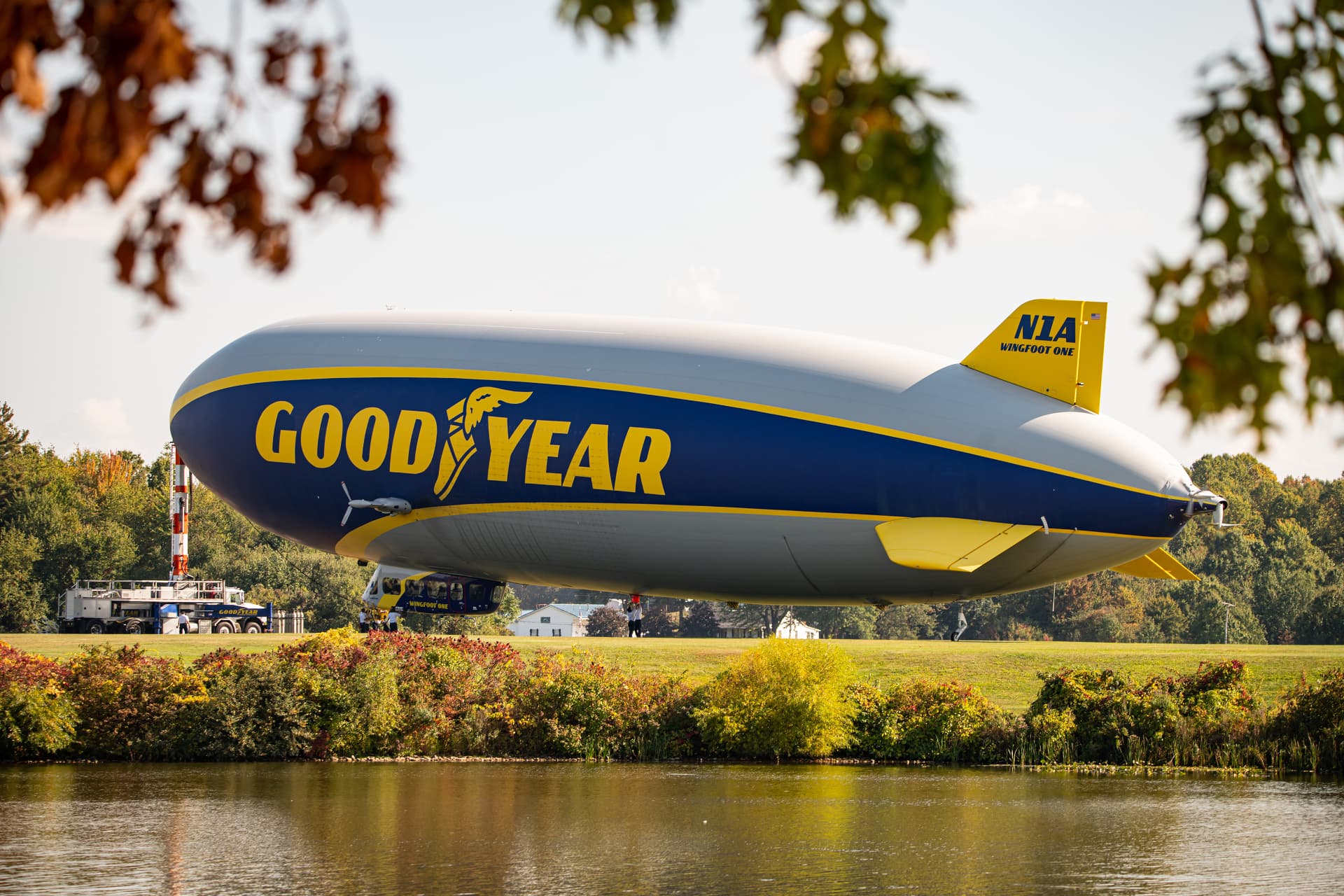 Goodyear Blimp Wingfoot One vid sjön i höstfärger