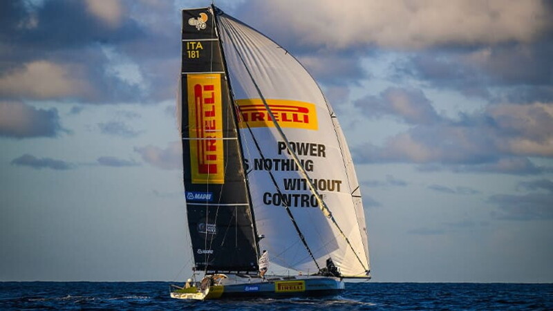 Pirelli-segelbåt på öppet hav