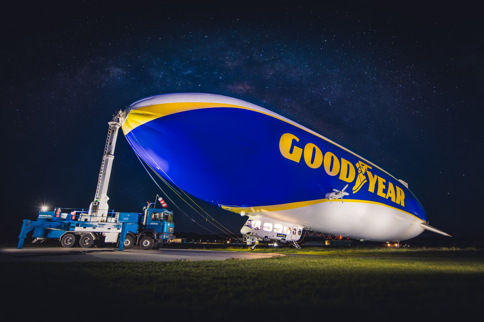 Goodyear-luftskeppet under stjärnhimlen i Akron