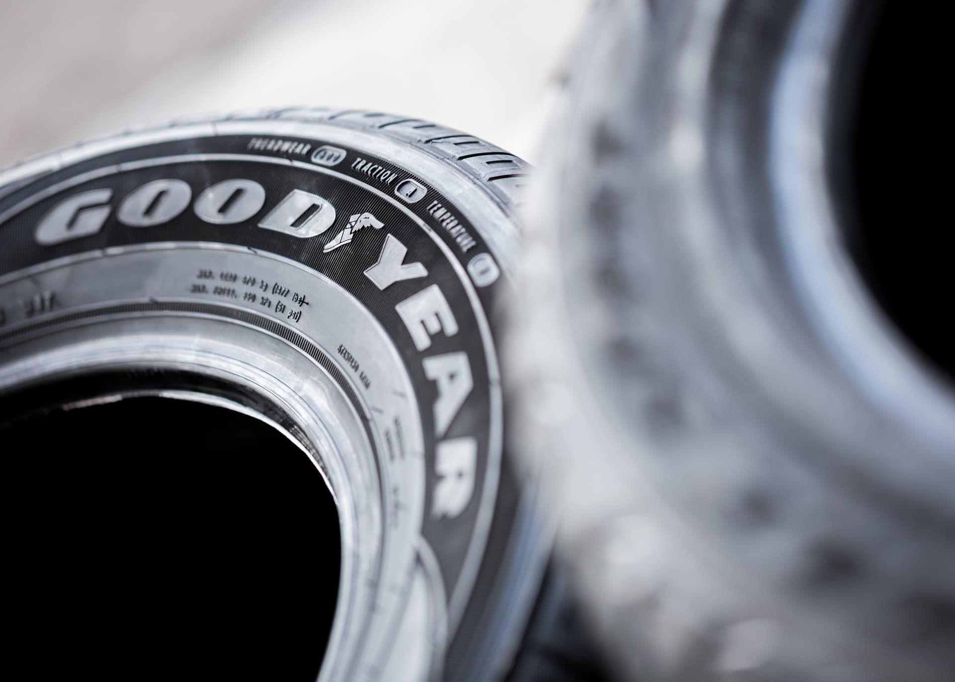 Närbild på Goodyear-däck med vit logotyp på däcksidan