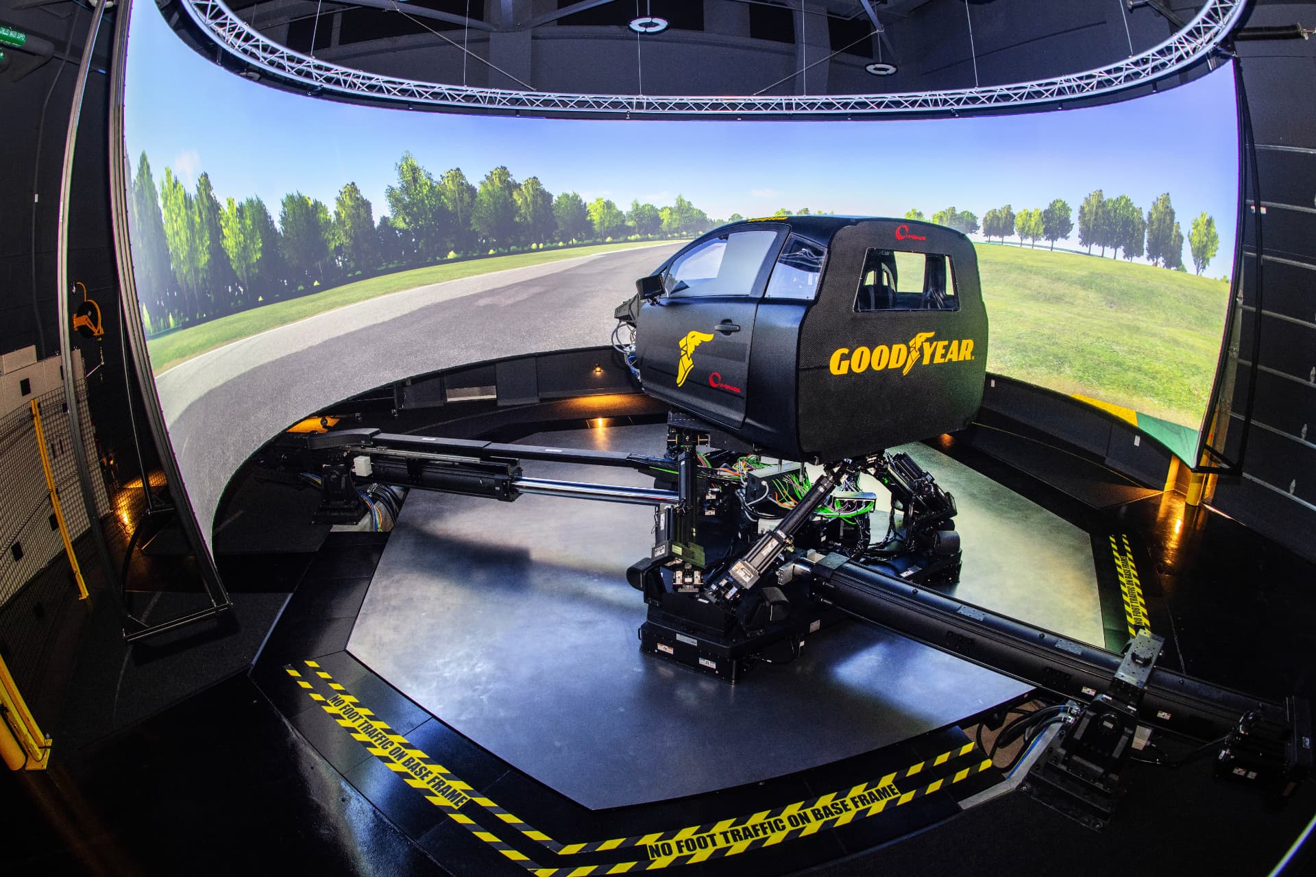 Goodyears dynamiska körsimulator i Akron med bilkaross på rörelseplattform