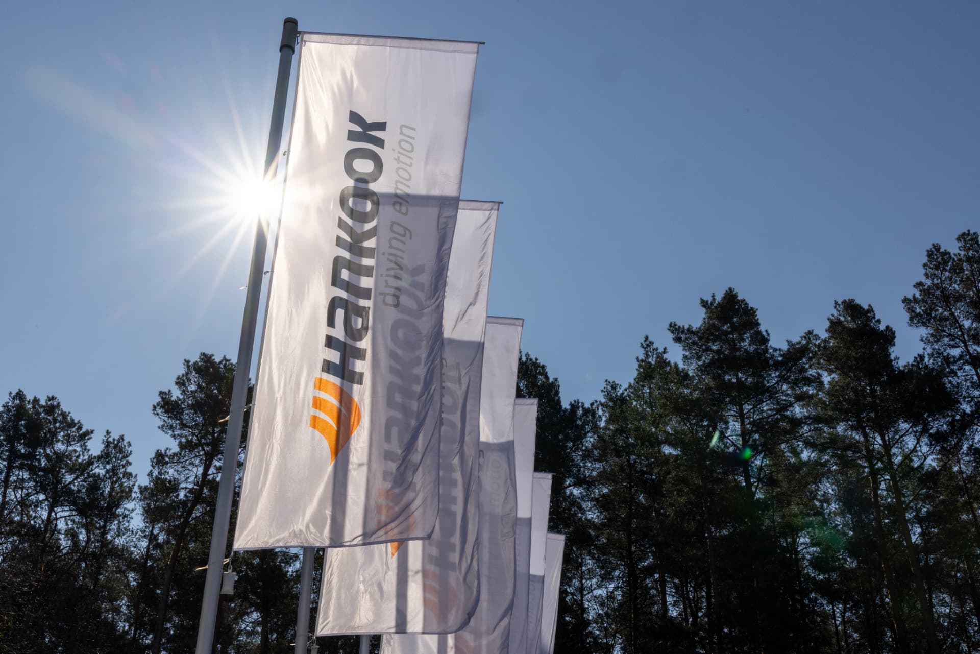 Hankook-flaggor mot blå himmel
