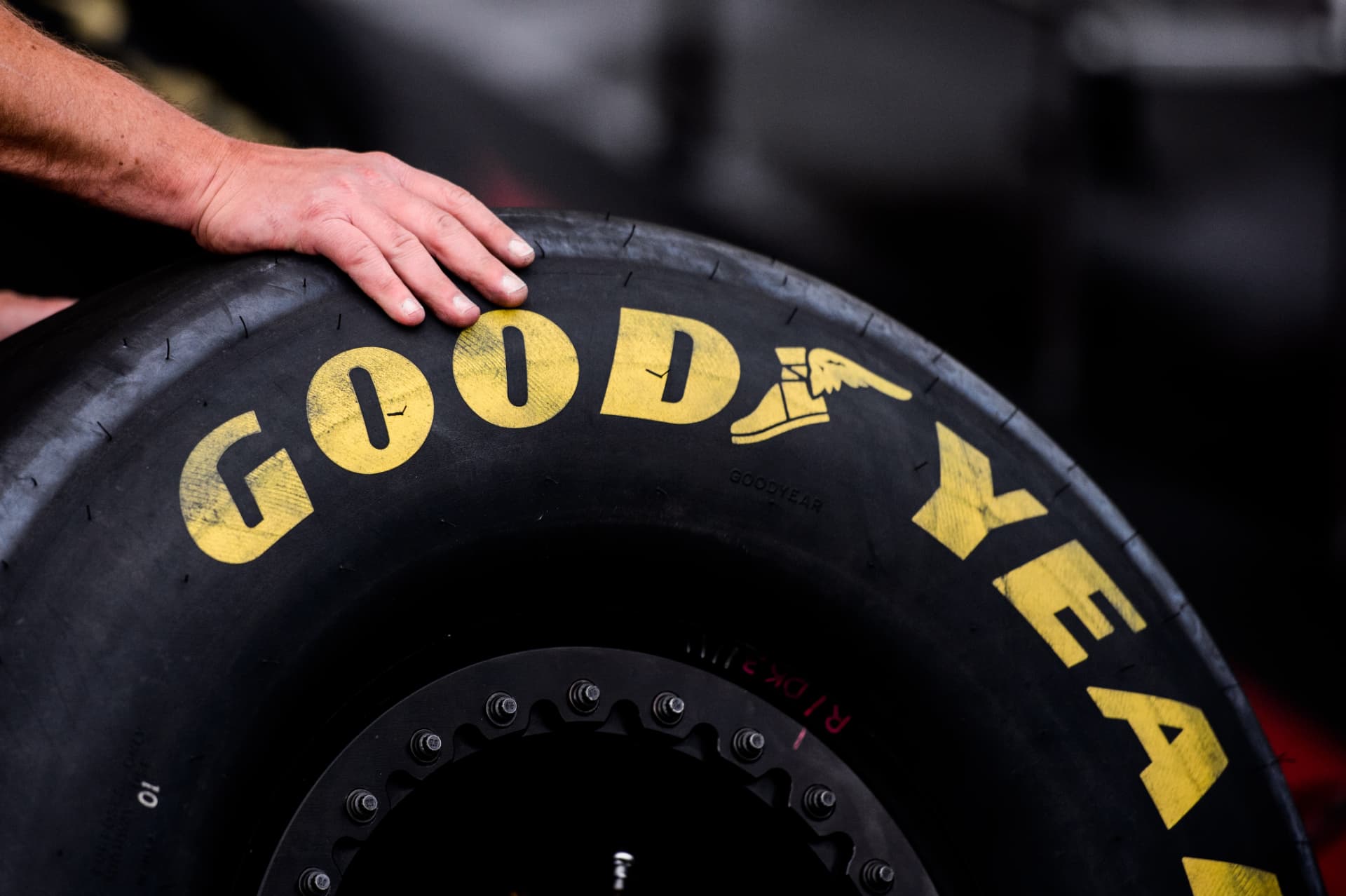 Mekaniker med handen på en Goodyear-racingslick